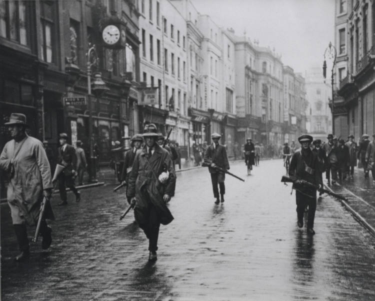 IRA militanları Dublin sokaklarında