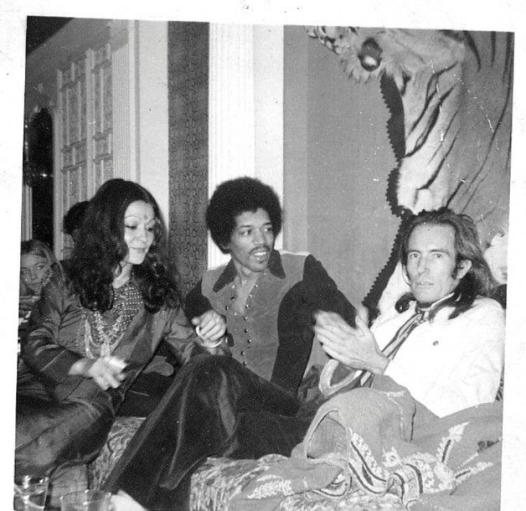 Yetmişli yıllarda Caterine Milinaire tarafından çekilen Jimi Hendrix ve Stella Douglas ile birlikte dinlenirken Mati'nin bir fotoğrafı.