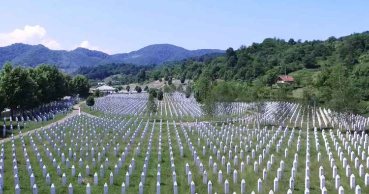 Srebrenitsa katliamı soykırımı anıt mezarlık