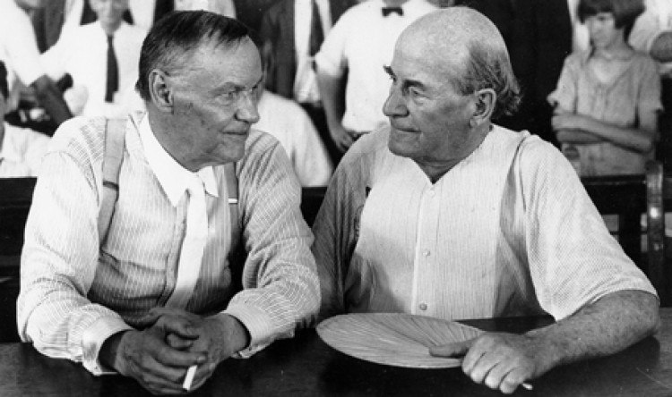 Tartışmalarıyla davaya damga vuran iki avukat Clarence Darrow (soldaki) ve William Jennings Bryan, mahkeme salonundaki bir mola anında sohbet ediyor.