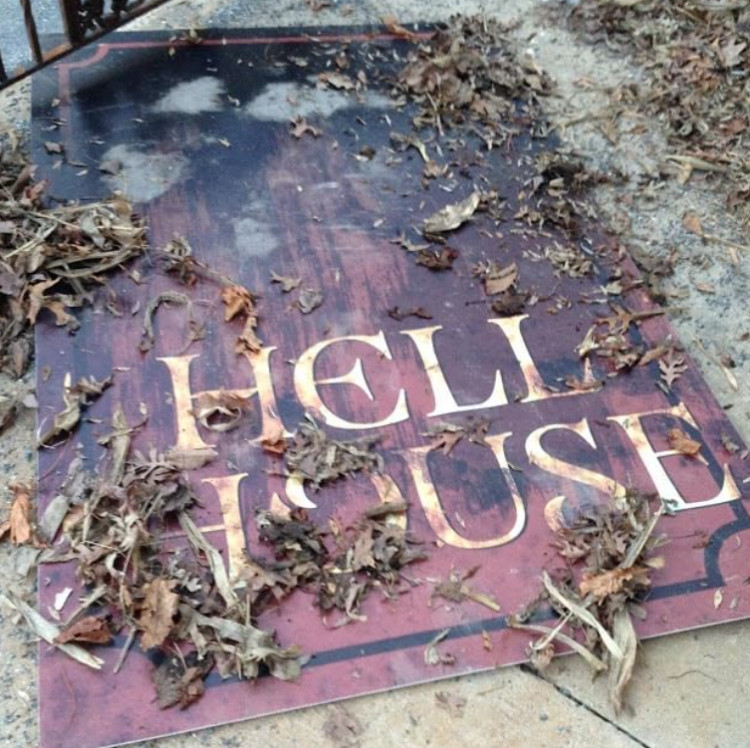 Hell House LLC korku evinin girişindeki tabela.