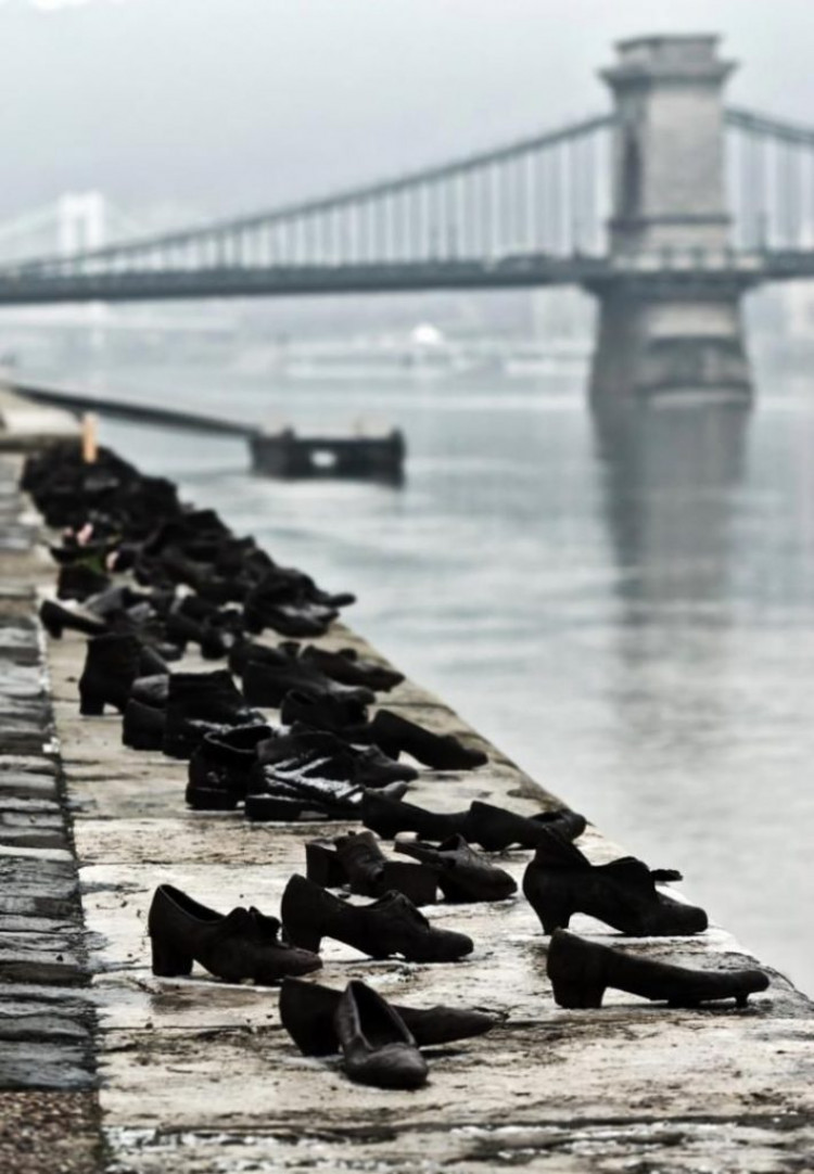 Tuna nehri kıyısındaki demir ayakkabılar