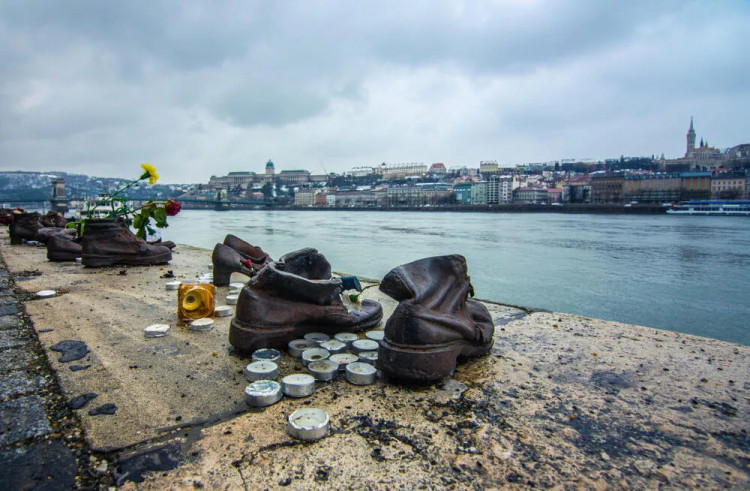 Tuna Nehri kıyısındaki demir ayakkabılar