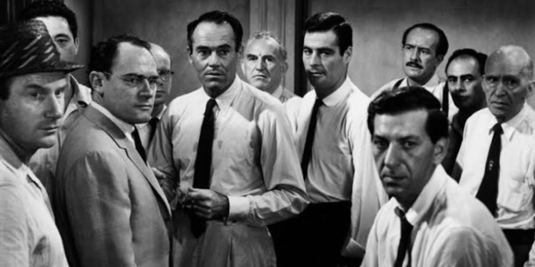 12 ANGRY MEN GİRİŞ (AÇILIŞ) SAHNESİNİN YORUMLANMASI VE ANALİZİ (SPOİLER İÇERİR)