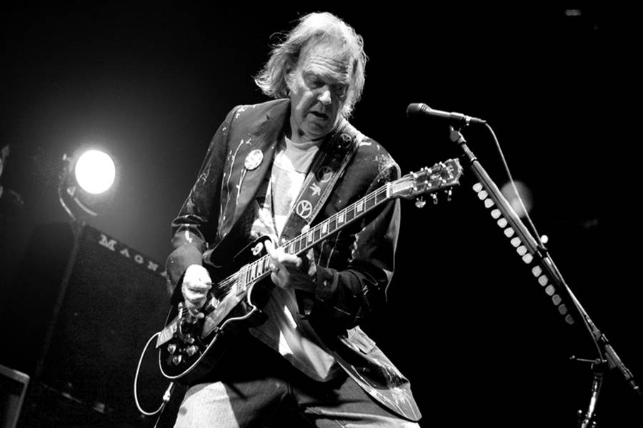 Neil Young'dan Yeni Albüm: The Visitor