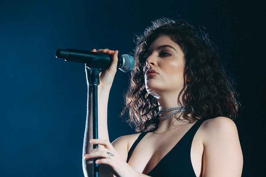 Lorde, Kanye West'in İki Şarkısını Coverladı