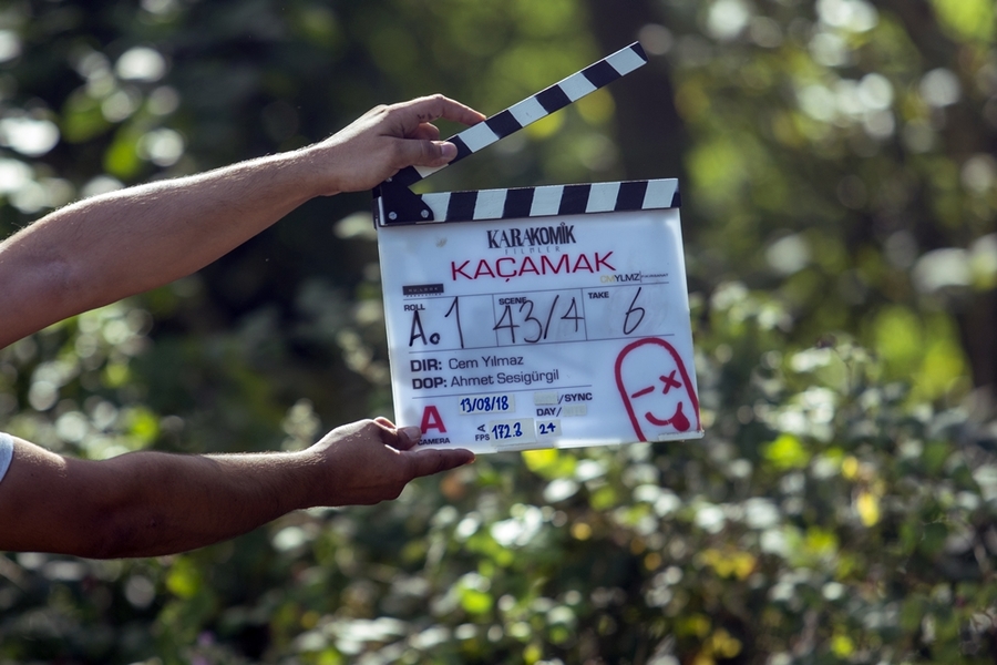 Cem Yılmaz'ın Yeni Projesi Karakomik Filmler Serisinin İlk Filmi Kaçamak'tan İlk Poster