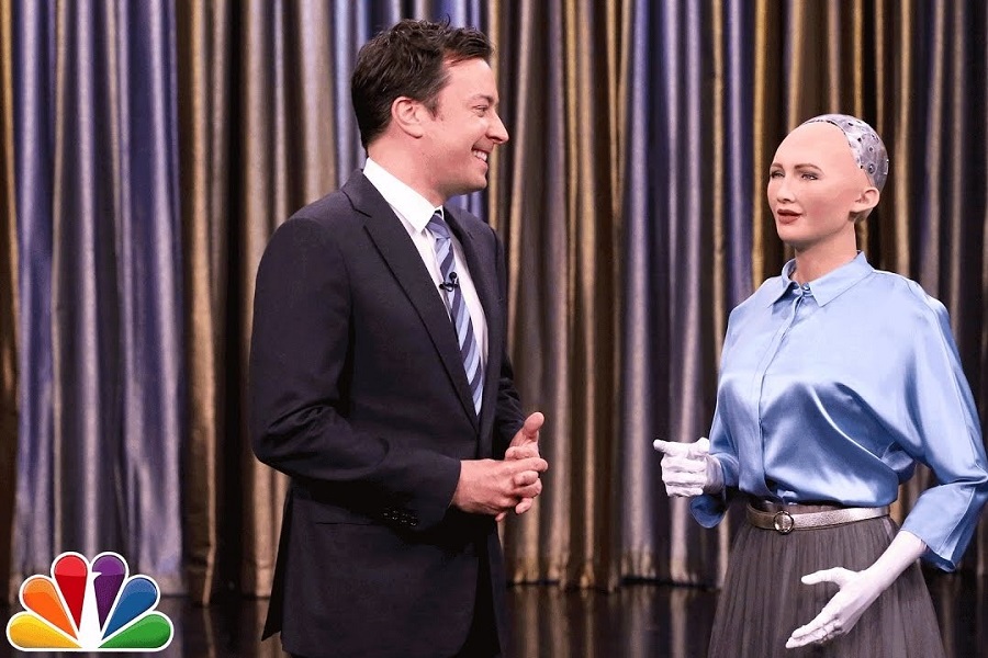 Robot Sophia ve Jimmy Fallon'dan Duygulandıran Say Something Düeti