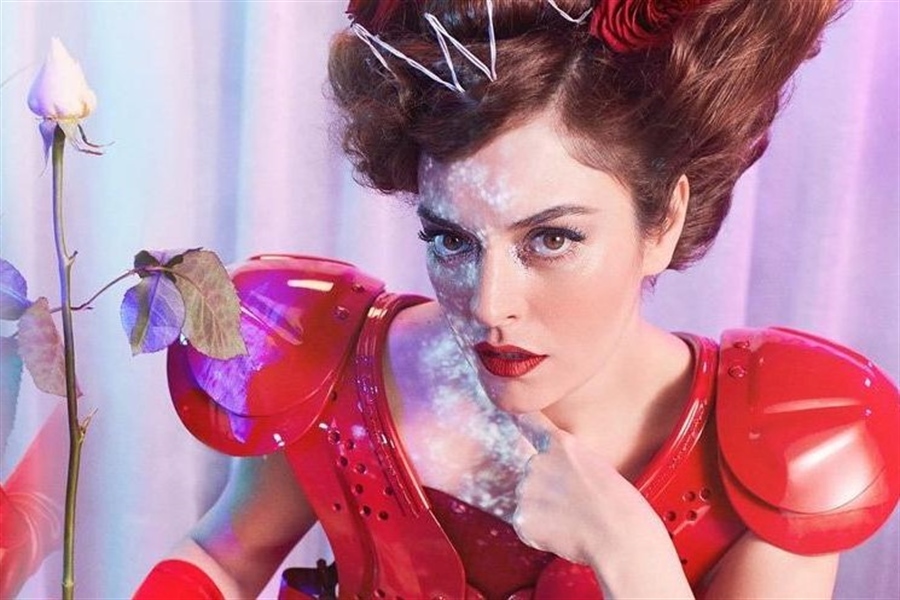 Ezgi Mola Alice Müzikali İçin Kraliçe Oldu