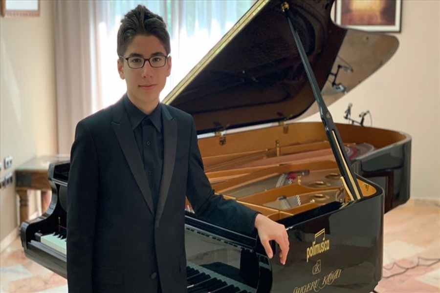 13 Yaşındaki Türk Piyanist Birincilik Ödülünü Kazandı