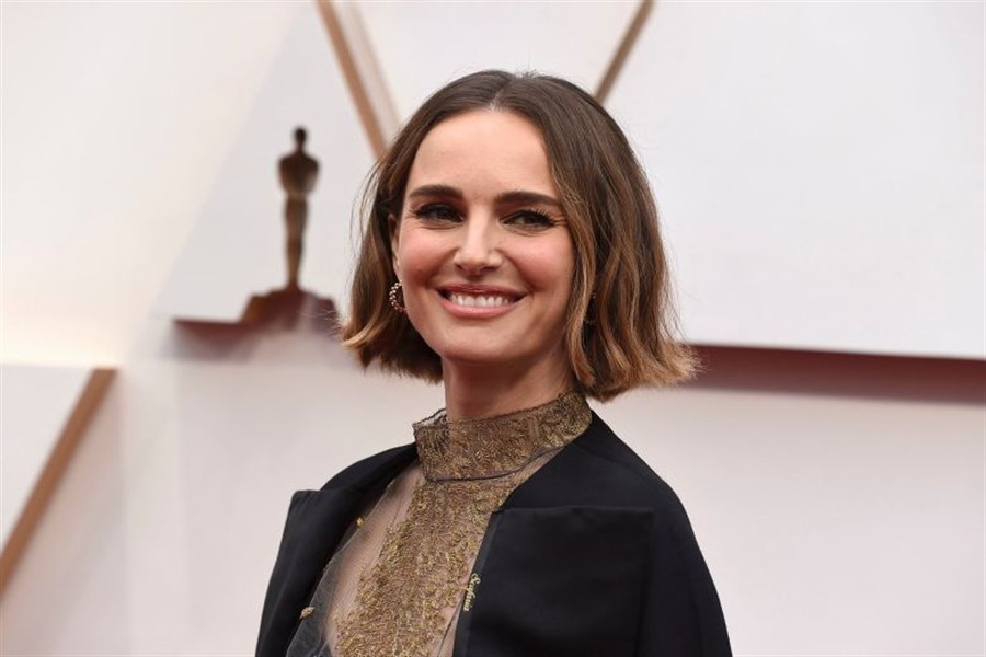 92. Oscar Töreni'nde Natalie Portman Ceketiyle Dikkat Çekti
