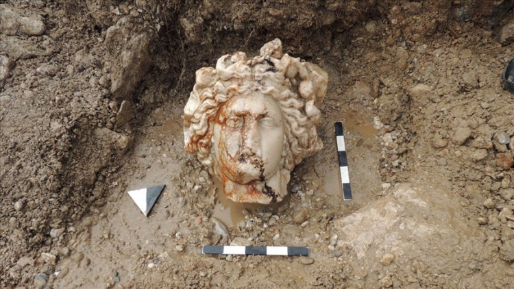 Aizanoi Antik Kenti’nde Güzellik Tanrıçası Afrodit ve Şarap Tanrısı Dionysos’a Ait Heykel Başları Bulundu
