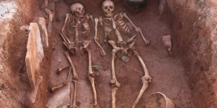 Arkeologlar Sibirya'da Antik Bir Savaşçı Çift İçeren 2500 Yıllık Bir Mezar Buldu