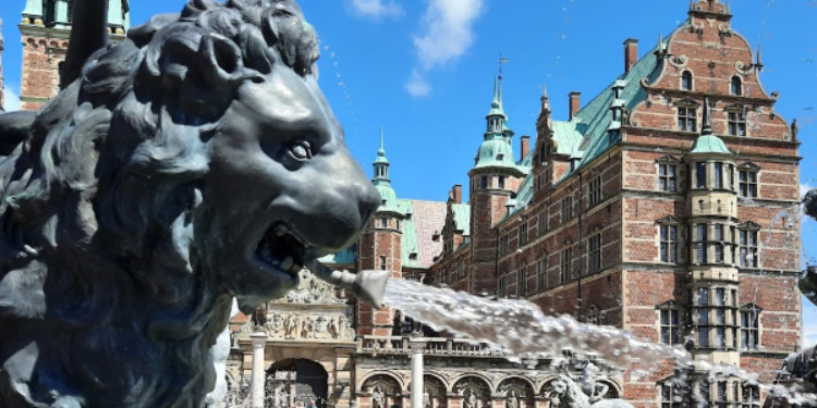 Bir Gün Tarih İçinde: Frederiksborg Kalesi'nin Görkemini Keşfetmek