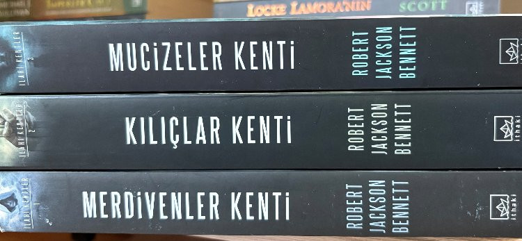 Büyü, Casusluk ve Zorbalık... İkisi Seride Biri İncelemede: İlahi Kentler Serisi