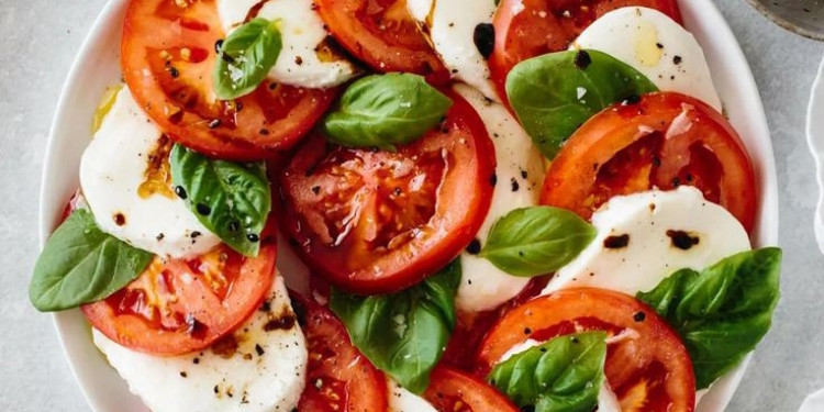 Caprese Salatası (Insalata Caprese) Tarifi