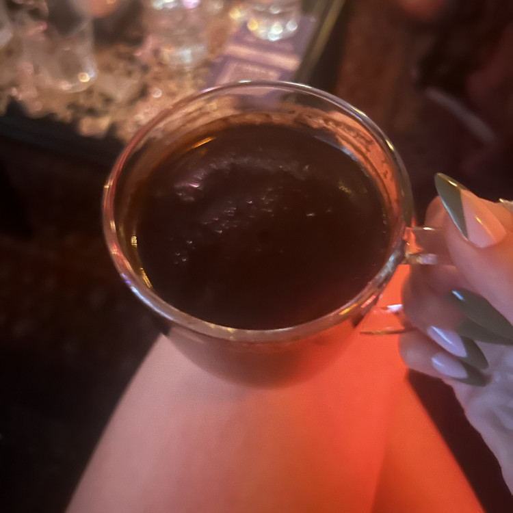 Çok bardak kahve, çok bardak düşünce.