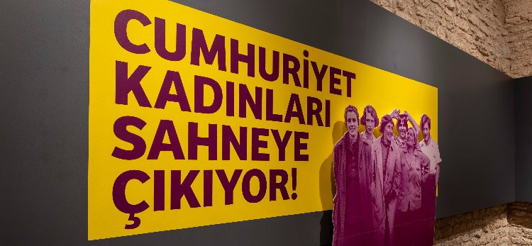 “CUMHURİYET KADINLARI SAHNEYE ÇIKIYOR!” SERGİSİ BARUTHANE’DE!