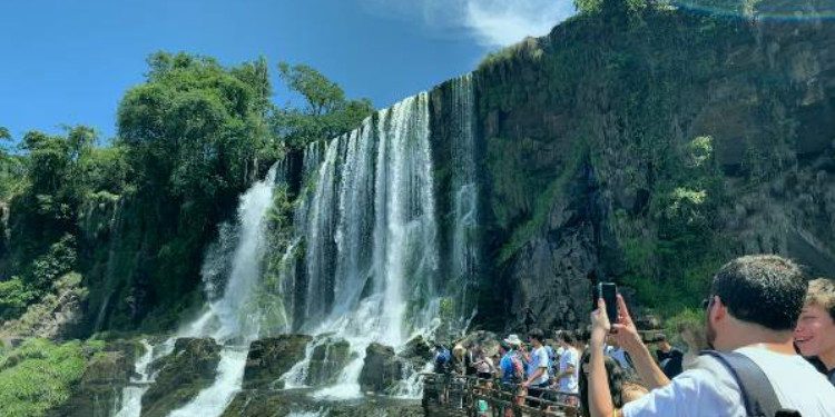 Dünyanın En Büyük Şelale Sistemi: İguazú Şelaleleri Rehberi