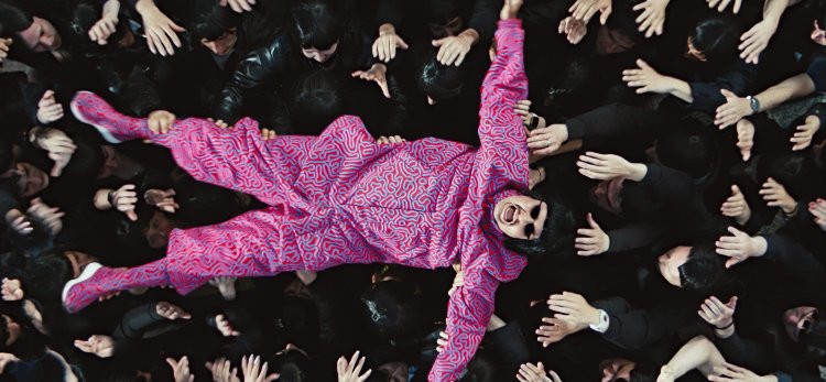 Eleştirdiğin Şeyin Ta Kendisine Dönüşmek: Oliver Tree’nin Son Performansı
