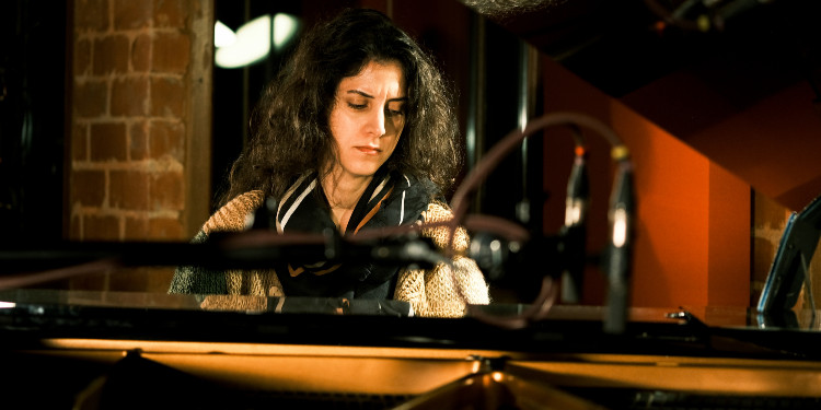 Elifcan Teksal'ın yeni teklisi "Gnossienne No.1 (Live)'' yayında!