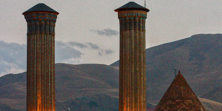 ERZURUM ÇİFTE MİNARELİ MEDRESE ve EFSANESİ