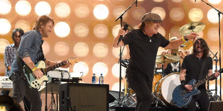 Foo Fighters Ve Brian Johnson'dan Taptaze Back In Black Performansı