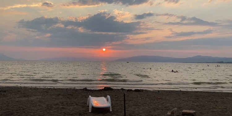 gün batımını fotoğraflayan insanlar