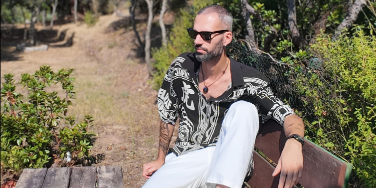 Hayatın farkına varmaya davet eden şarkı: “Yaşamak Bu Değil”