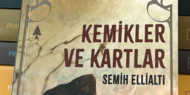 İçimizden Bir Yazar ve Bize Ait Tavşan Deliği: Kemikler Ve Kartlar