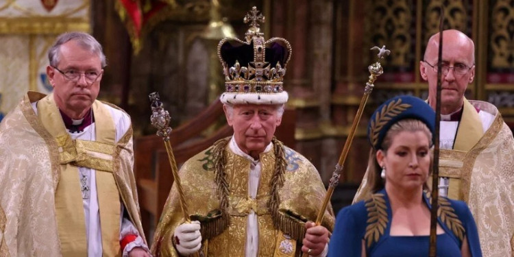 Kral III. Charles'ın törende taktığı taçlar ve hikayeleri...