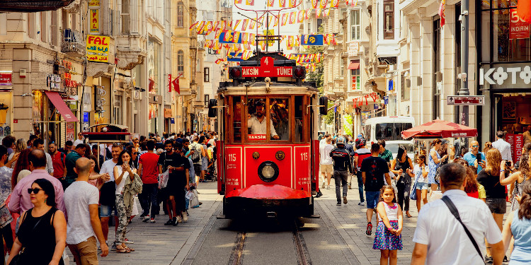 İstiklal'de Dinlerken İçinizi Isıtacak Beyoğlu Şarkıları