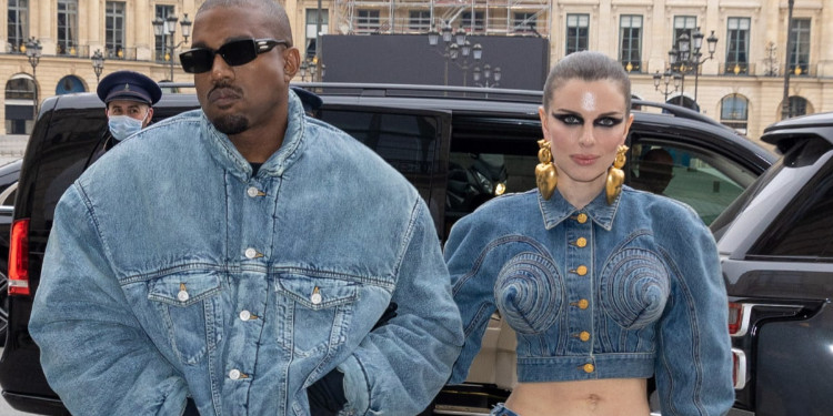 Kanye West, Julia Fox ve Arkadaşlarına Birkin Çanta Hediye Etti