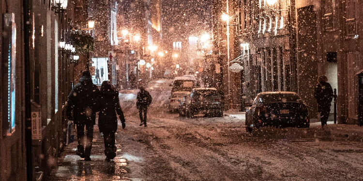 Kar Yağarken Sevgilinizle Dinlemek İçin 5 Romantik Şarkı