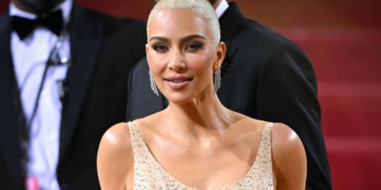 Kim Kardashian, Marilyn Monroe'nun Elbisesine Zarar Vermekle Suçlanıyor