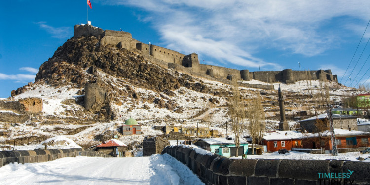 Kış Masalının Panoramik Tanığı: Kars Kalesi ve Surlarında Dolaşan "Kesik Baş"