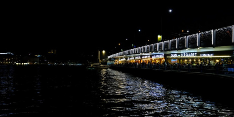 Konsept: Yağmurlu Bir Karaköy Gecesi