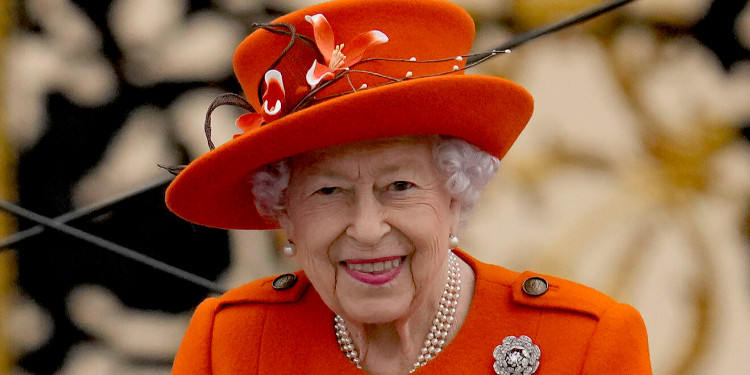 Kraliçe Elizabeth Hastaneye Kaldırıldı