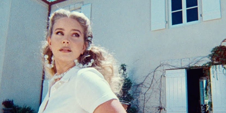 Lana Del Rey İçindeki Asi Kadının Ölmediğini Gösteriyor