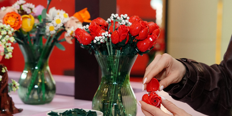LEGO® Botanicals Bloom Bar, Sevgililer Günü Klişelerine Meydan Okudu!
