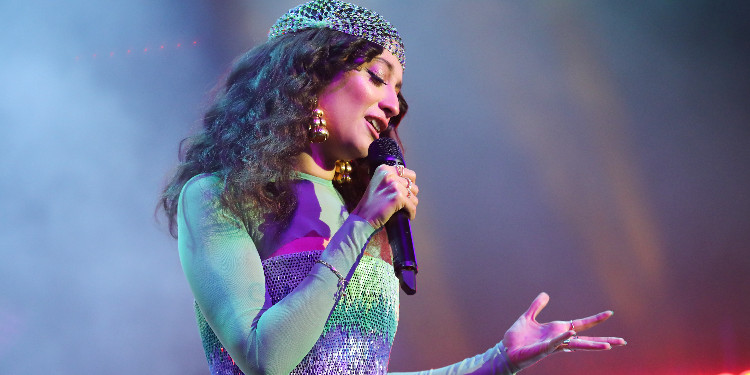 Melike Şahin, "Merhem" Albümünün Konser Kayıtlarını Dinleyicileriyle Paylaştı