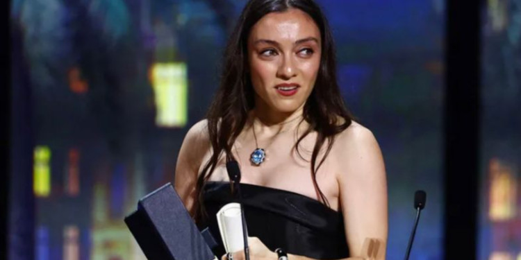 Merve Dizdar, Cannes Film Festivali'nde 'En İyi Kadın Oyuncu' Ödülünü Aldı!