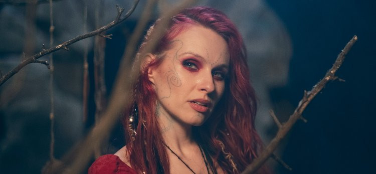 Modern Metalin Yıldızı Fabienne Erni, Akustik Turnesiyle Türkiye’ye Dönüyor