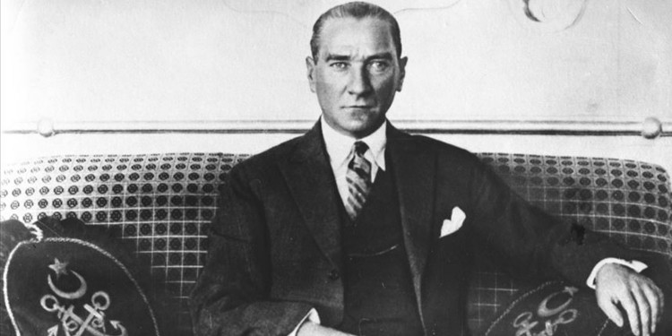 Atatürk'ün sanata verdiği önem ve sevdiği şarkılar.