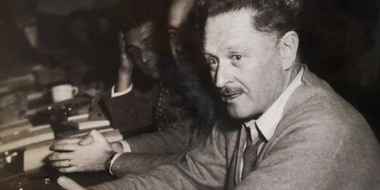 Nazım Hikmet'in Görülmemiş Fotoğrafları Prag'da Ortaya Çıktı