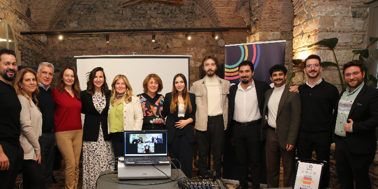 ÖĞRENCİLİKTEN DÜNYA SAHNESİNE!  