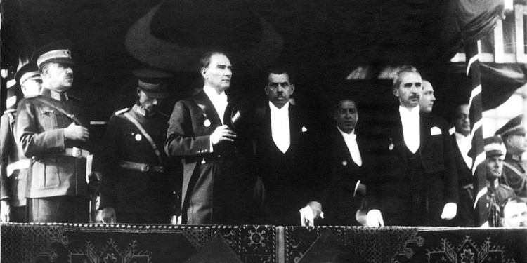 Onun Bizi Unutmadığı Bu Şanlı Günde: Hatıralarda Atatürk