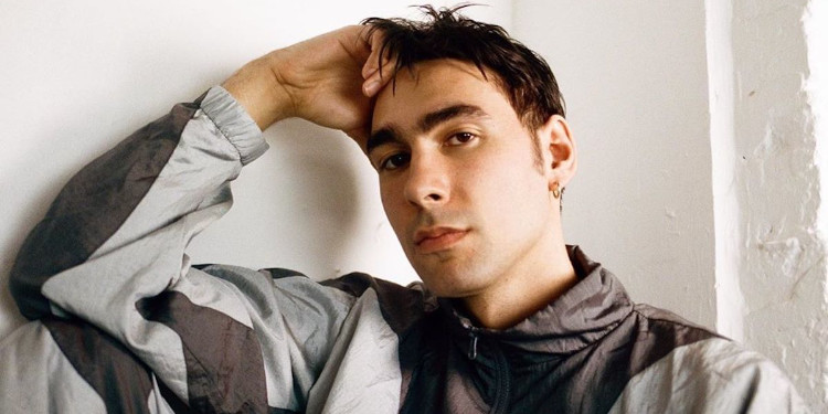 Oscar Scheller , eğlenceli yeni single'ı 'Weirdo' ile kendisiyle dalga geçiyor