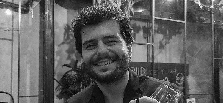 Retronom: Ev Stüdyosundan Kendi Evrenini İnşa Eden Bağımsız Bir Müzisyen