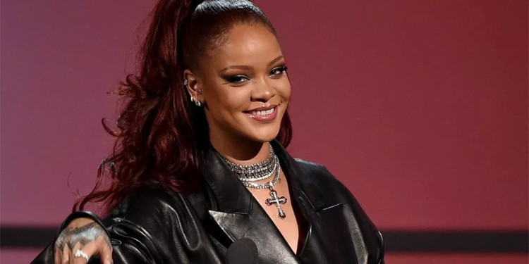 Rihanna Kıyafetlerinden Video Kliplerini Tahmin Edebilecek Misin?